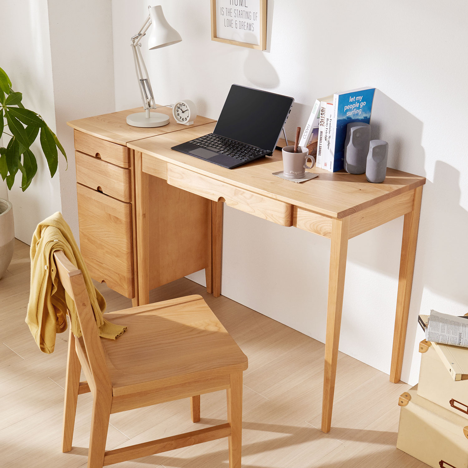 アルダー材を使用した優しい風合いのパソコンデスク（パソコンデスク