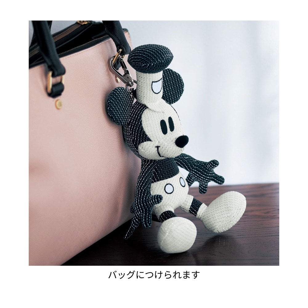 フラッシュで光り輝く。ラメニットで作ったマスコットチャーム