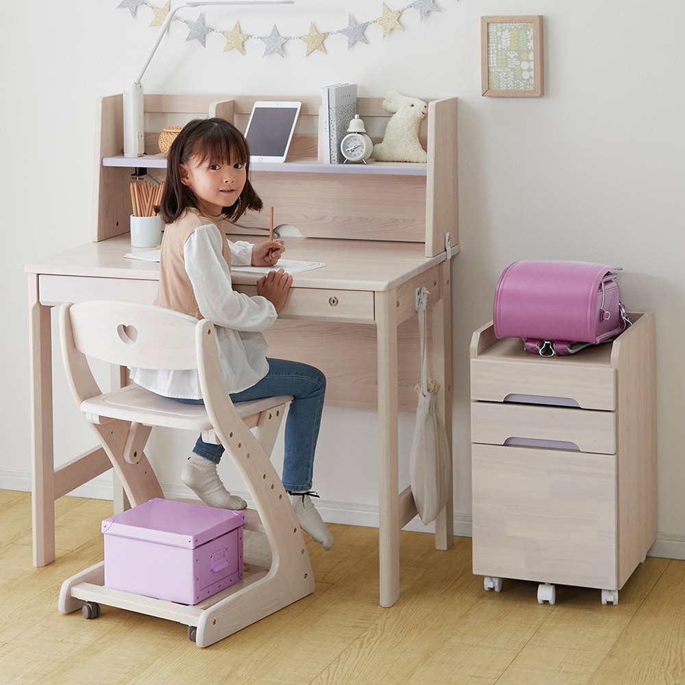 ポイントカラーがアクセントの前板・天板に天然木を使用した学習机