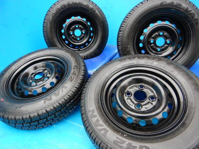 タイヤ溝たっぷりのダイハツハイゼット純正スチール入庫です