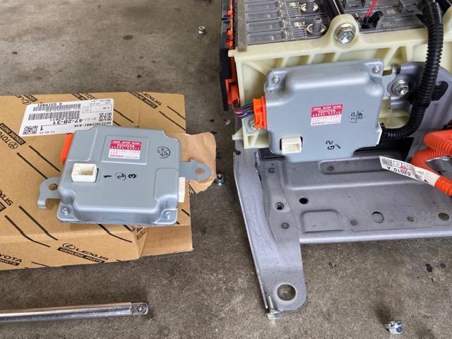 トヨタ アクア ハイブリッドバッテリー交換 ボルテージセンサー交換