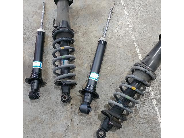 クラウンショック抜け修理リアショック交換 ショックからオイル漏れ