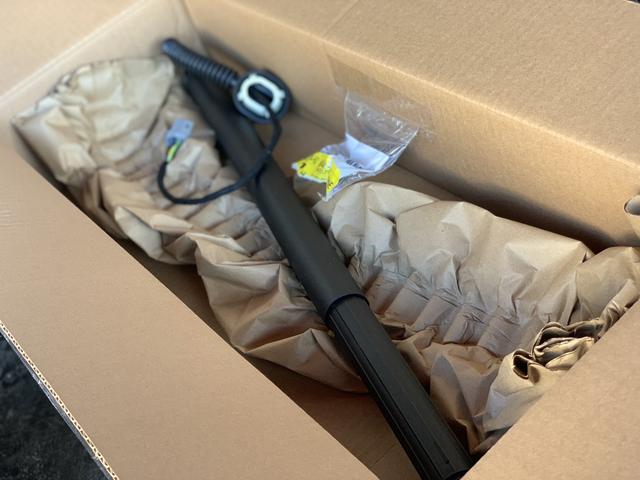 キャデラック エスカレード リアゲート ダンパー 交換 アクセルペダル