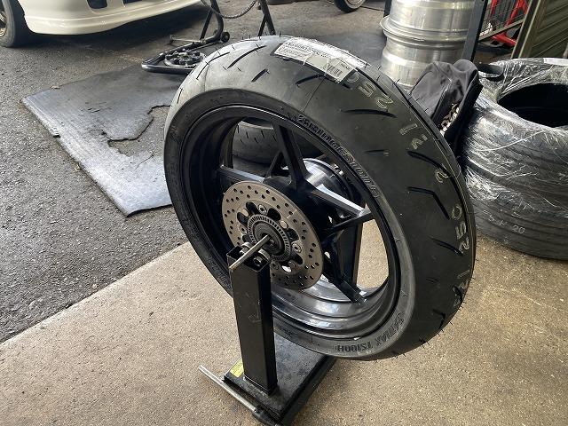 滋賀オートライフハノ カワサキ「ZX-25R」の持込タイヤ交換(後輪1本