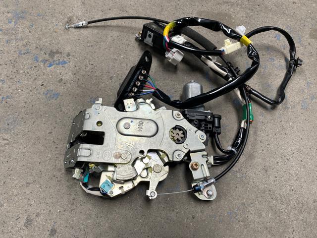 トヨタ 200系ハイエース キャンピング スライドドア イージー