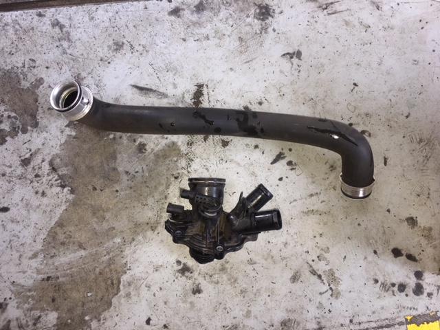 ベンツC W204、1年点検と、サーモハウジング交換。｜グーネットピット