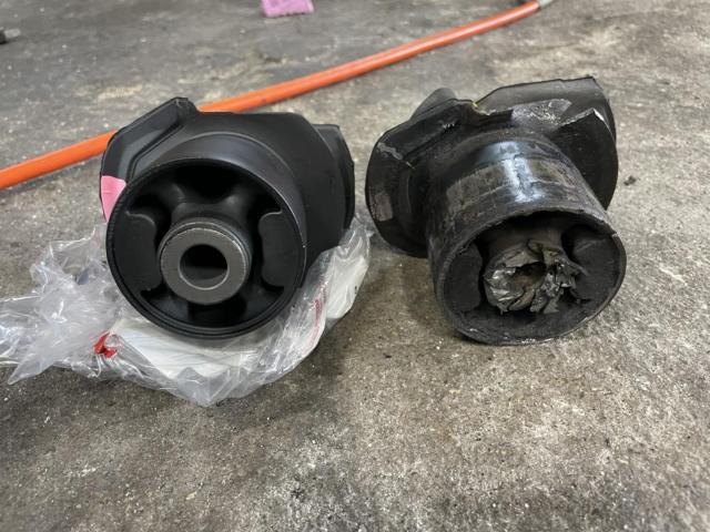 トヨタ アルファード リアアクスルビームブッシュ交換 広島市安佐南区