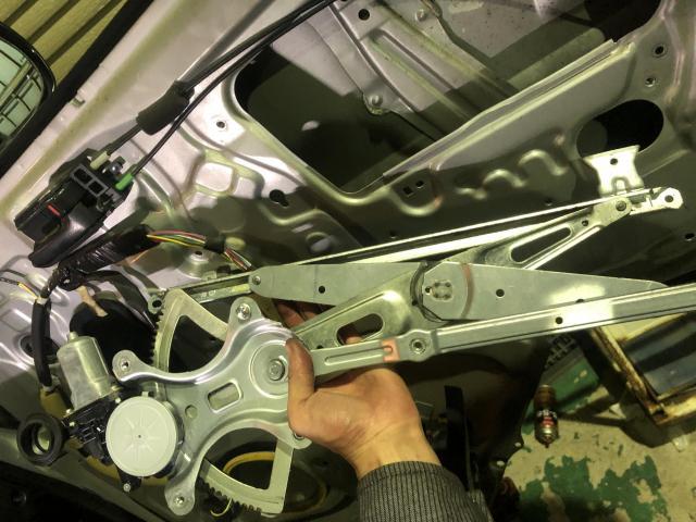 トヨタ ハイエース パワーウィンドウモーター・レギュレーター交換作業