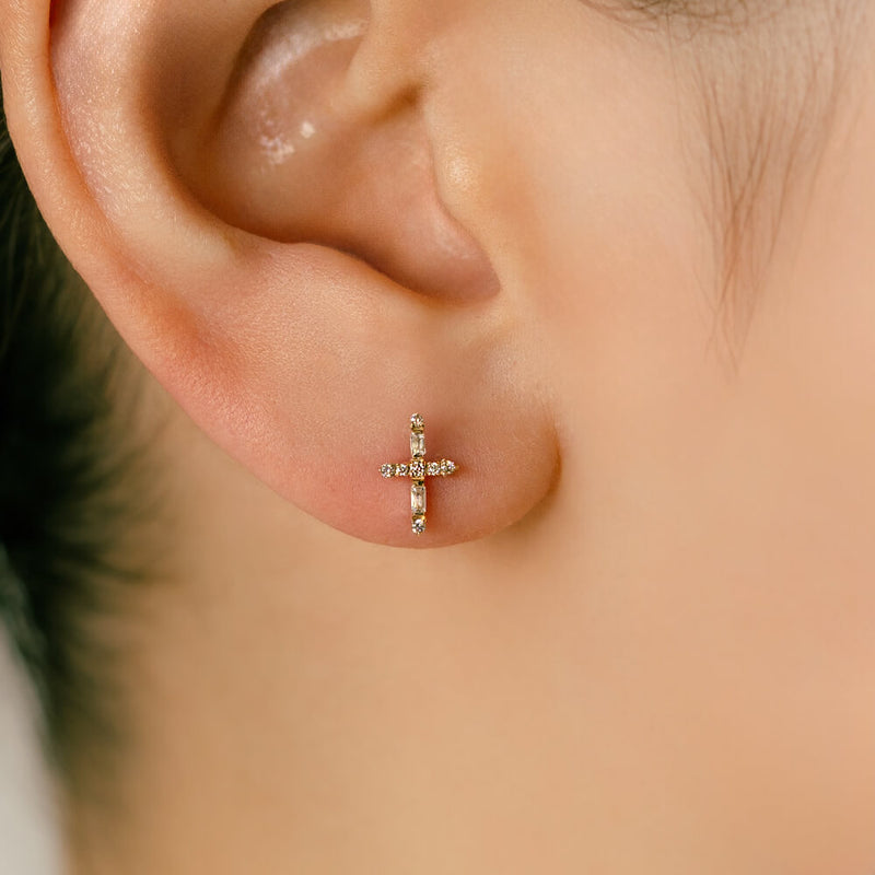 アウターコンクにオススメ、クロスモチーフの軟骨ピアス│K10金