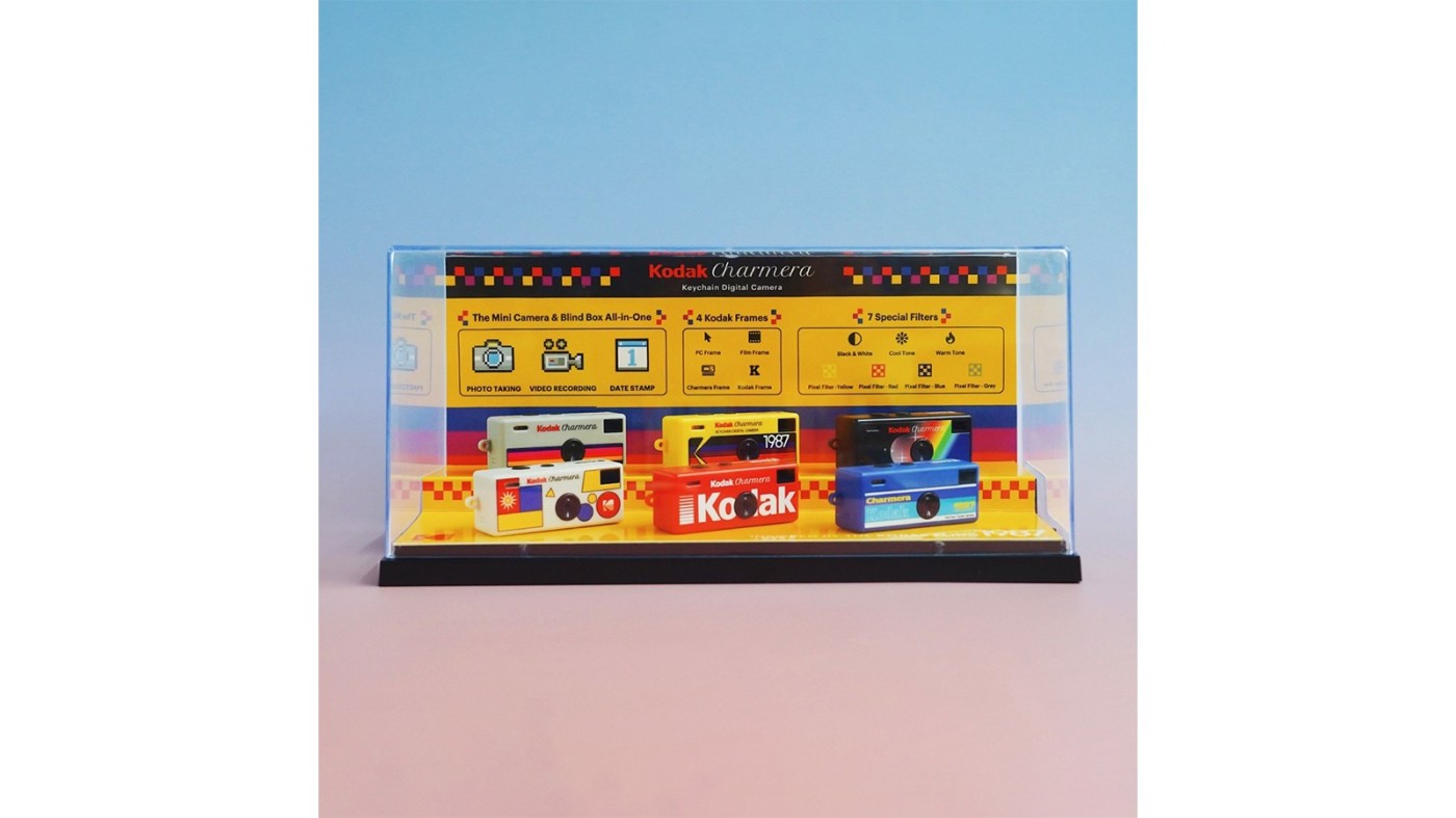 on and on、1987年のKODAK使い捨てカメラを思わせるポケットサイズの