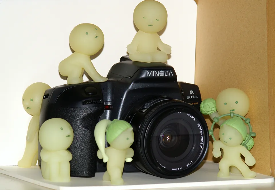 Minolta α 303si Super | Gears | Photo by Tommy Ku