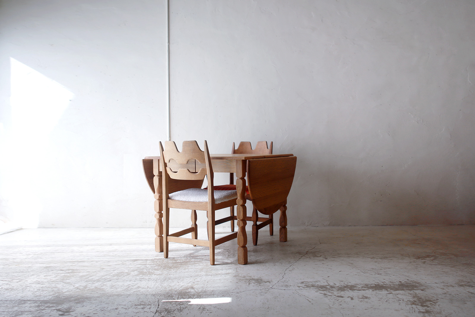 Butterfly Dining Table by Henning (Henry) Kjaernulf | phono | 金沢