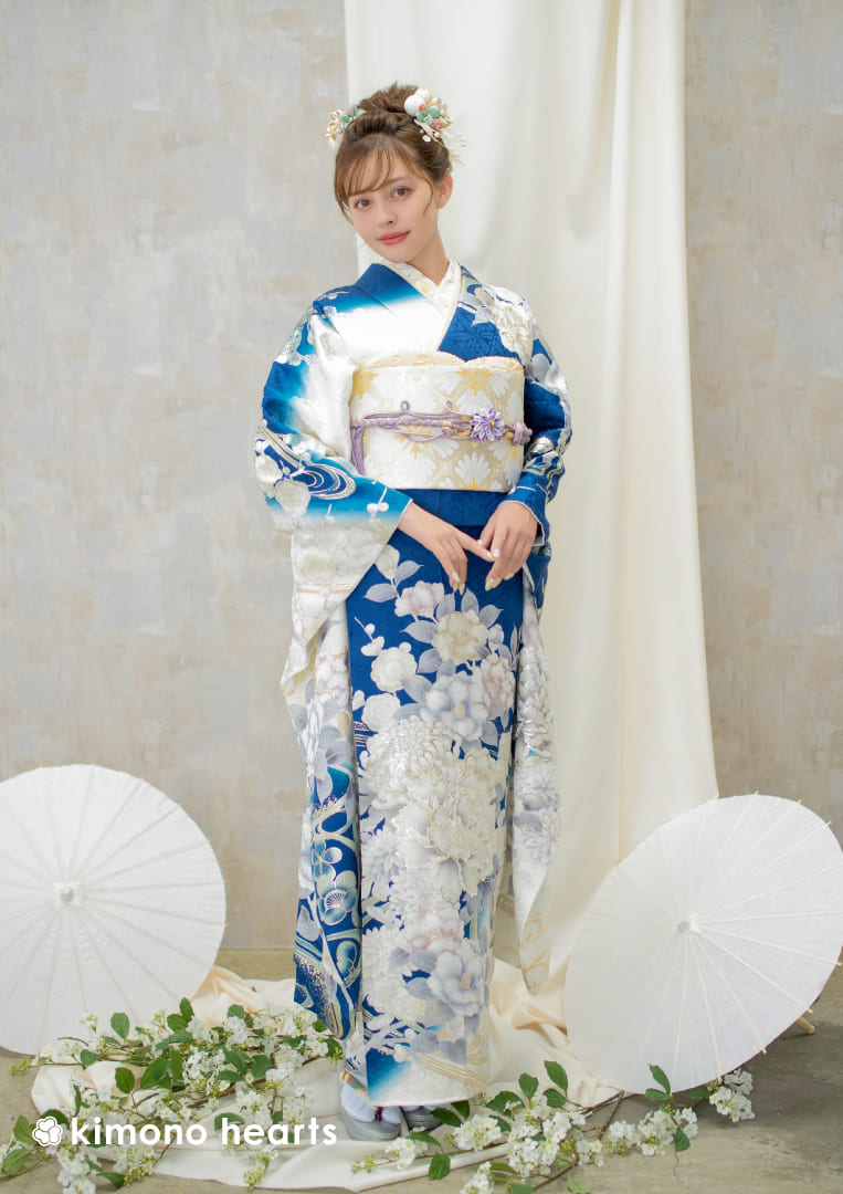 鮮やかな青地に白色の花々。上品かつ爽やかな成人式振袖 | kimono