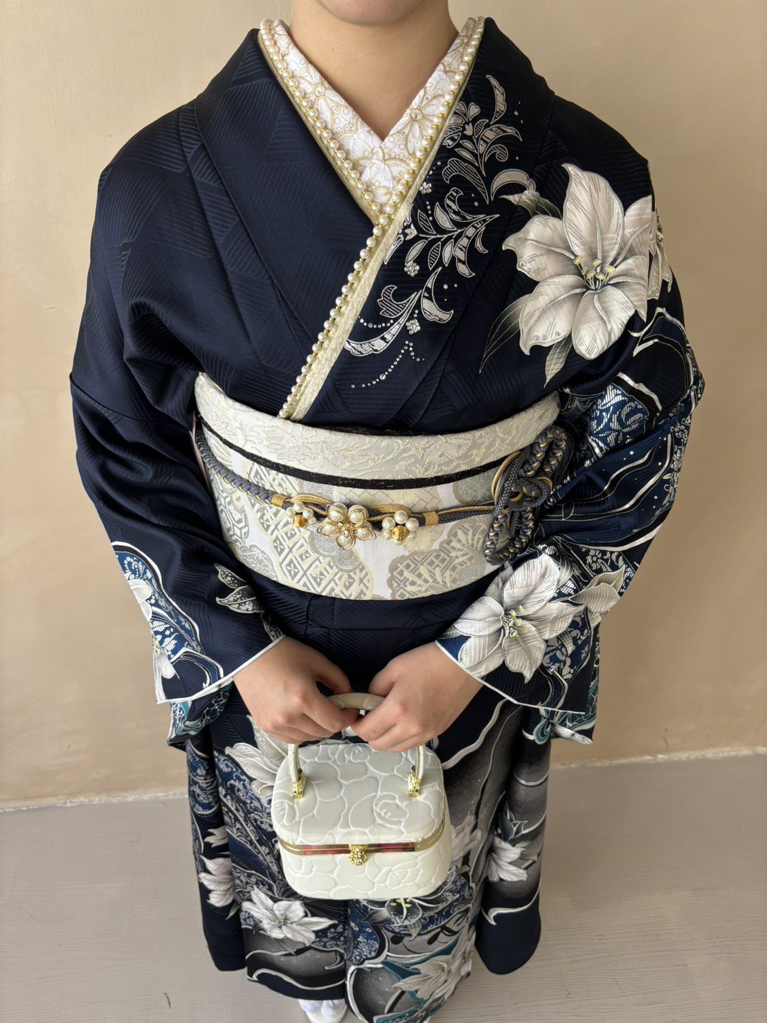 白百合が輝くキラキラ紺色振袖✨ | kimono hearts | 成人式の振袖