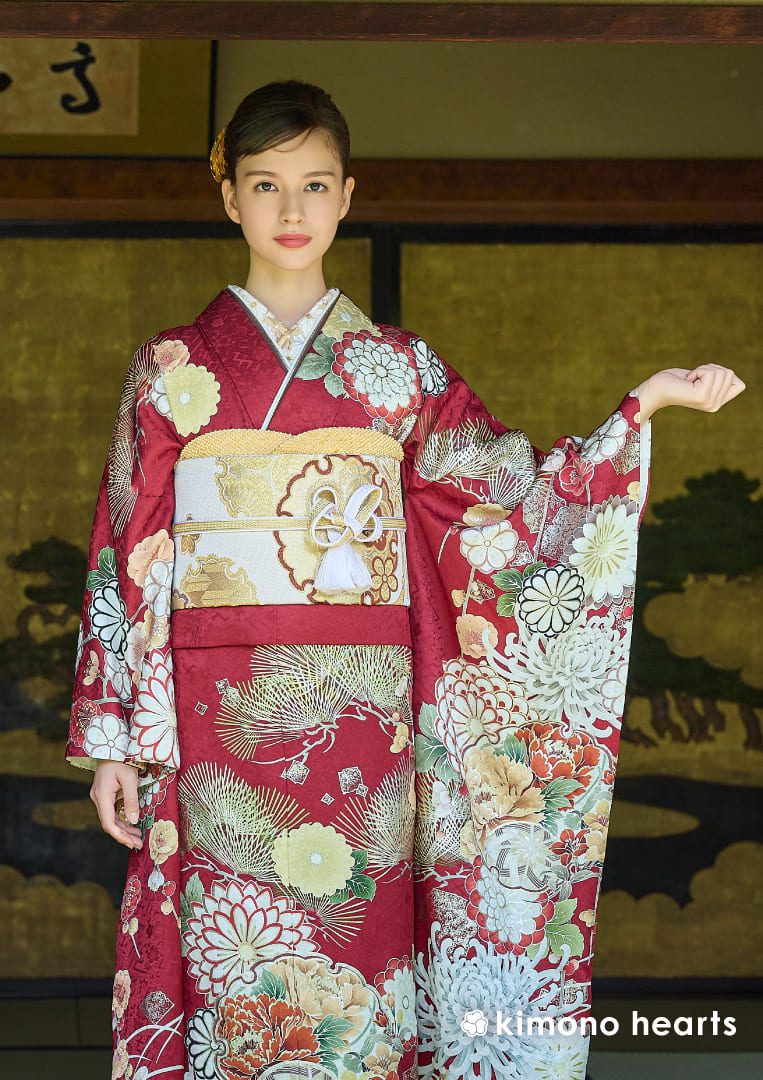 赤色に菊や松、雪輪柄が華やかに描かれた伝統古典柄の成人式振袖