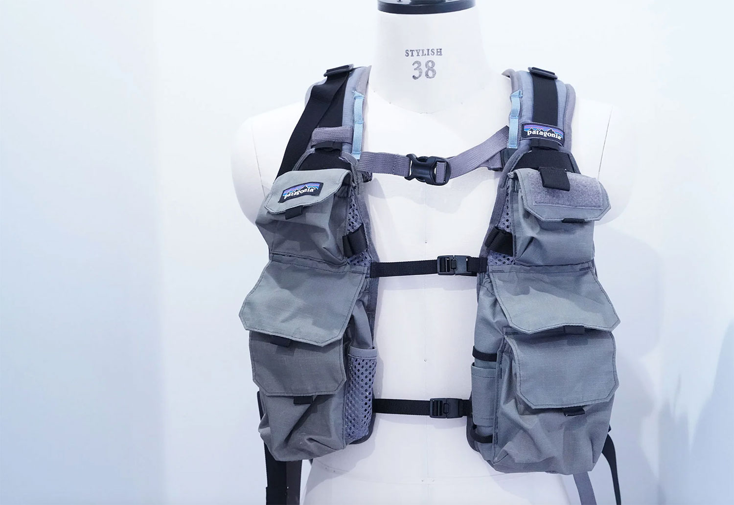 patagonia “Stealth Convertible Vest” | パックのフロントに取り付け