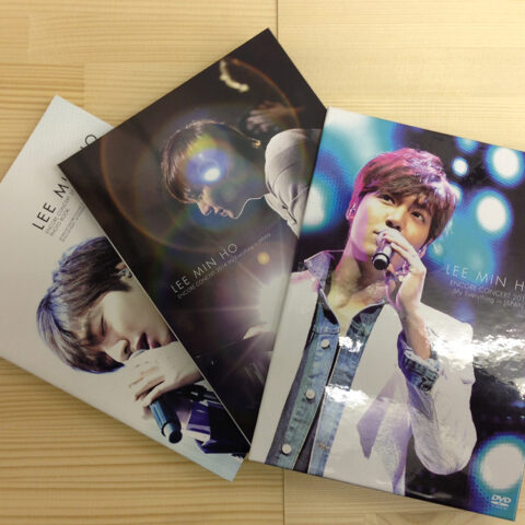 2枚組デジトレイ、P150無線綴じ写真集、三方背BOX、オビ付き – CD