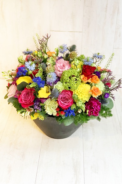 明るくポップで上品さも感じさせる豪華フラワーアレンジメント