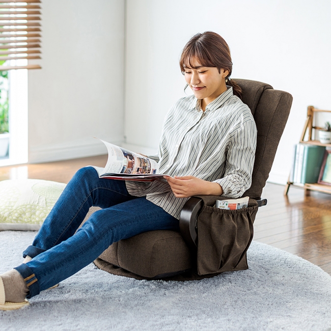 360度回転可能な座椅子と座ったままリクライニングできる高座椅子を4月
