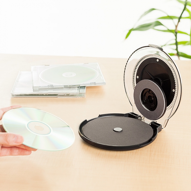 読めないディスクが甦る！読み取り面を研磨して修復するディスク修復機