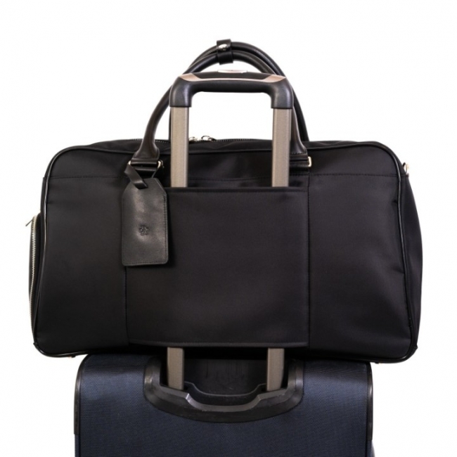 出張が多いビジネスマンの味方。靴用コンパートメント付き＆本革使用の