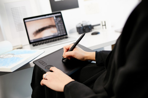 コンパクトサイズの「Wacom® Intuos® Pro Small」を5/16発売 | 株式