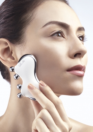 頬に集中アプローチ！クイックリリースリフト※を手軽に可能にした ReFa