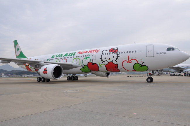 エバー航空就航20周年記念 “キティちゃん”仕様のジェット機が国内3路線