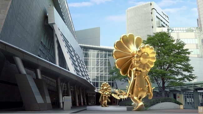 六本木の街を歩く巨大な《お花の親子》を、自宅にいながら鑑賞できる