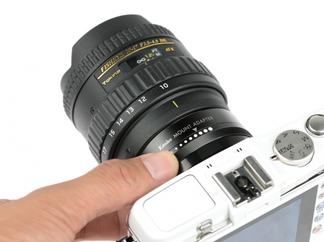 ニコンFマウントレンズをミラーレスカメラへ装着可能にする、絞り調整
