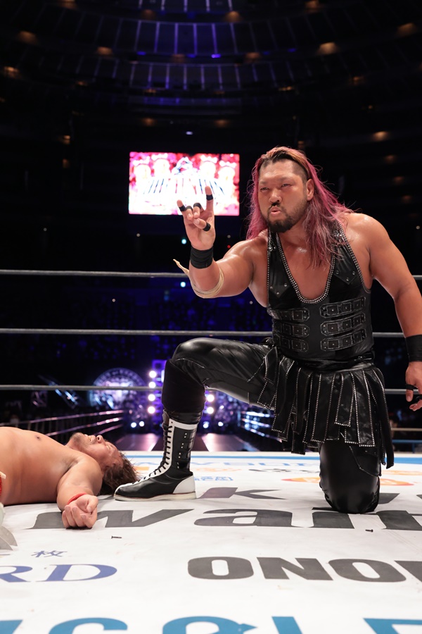 新日本】EVILが内藤から二冠強奪！！新たなパレハは“ディック東郷