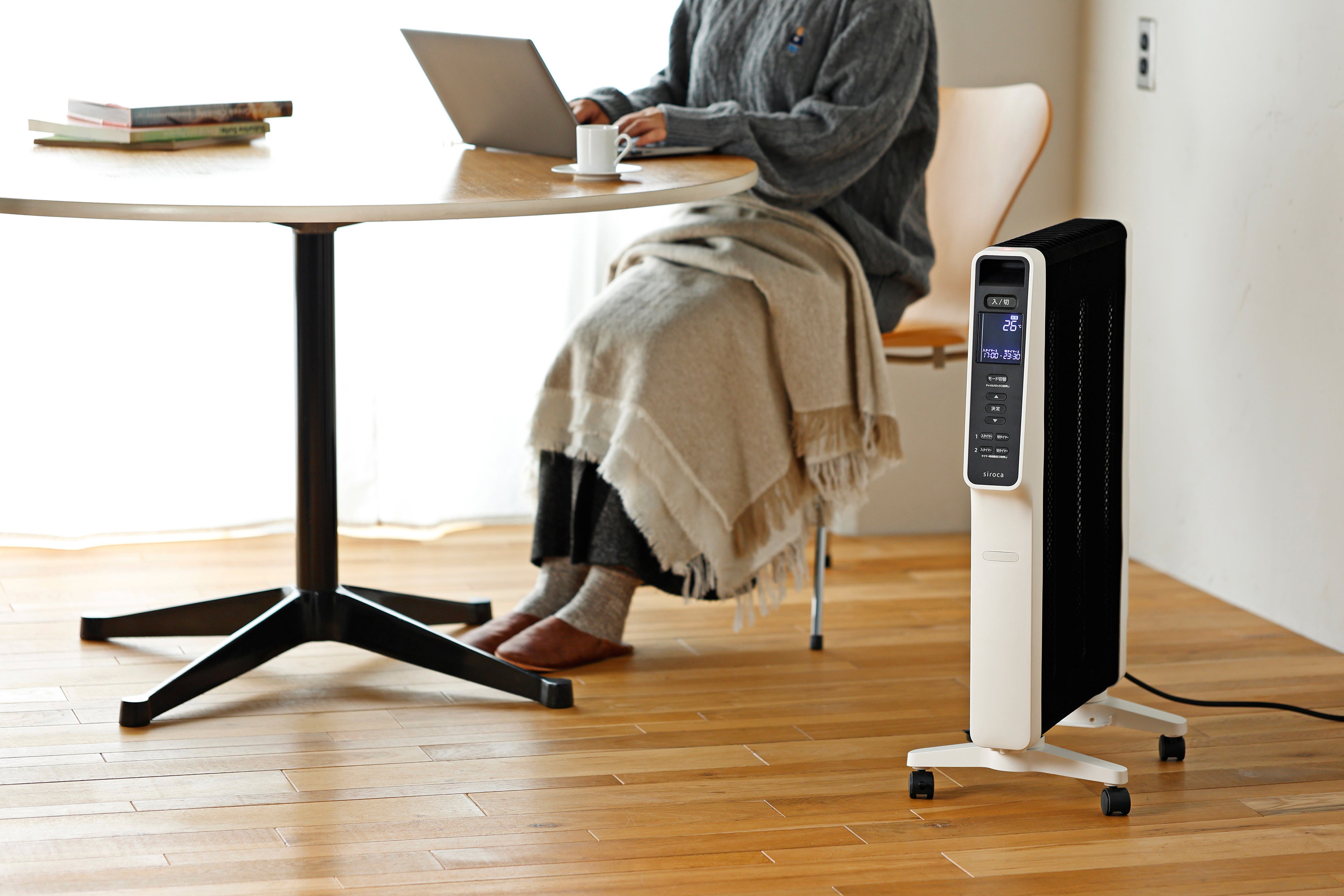 シロカの「遠赤軽量ヒーター かるポカ」に足元あたために特化した“足元