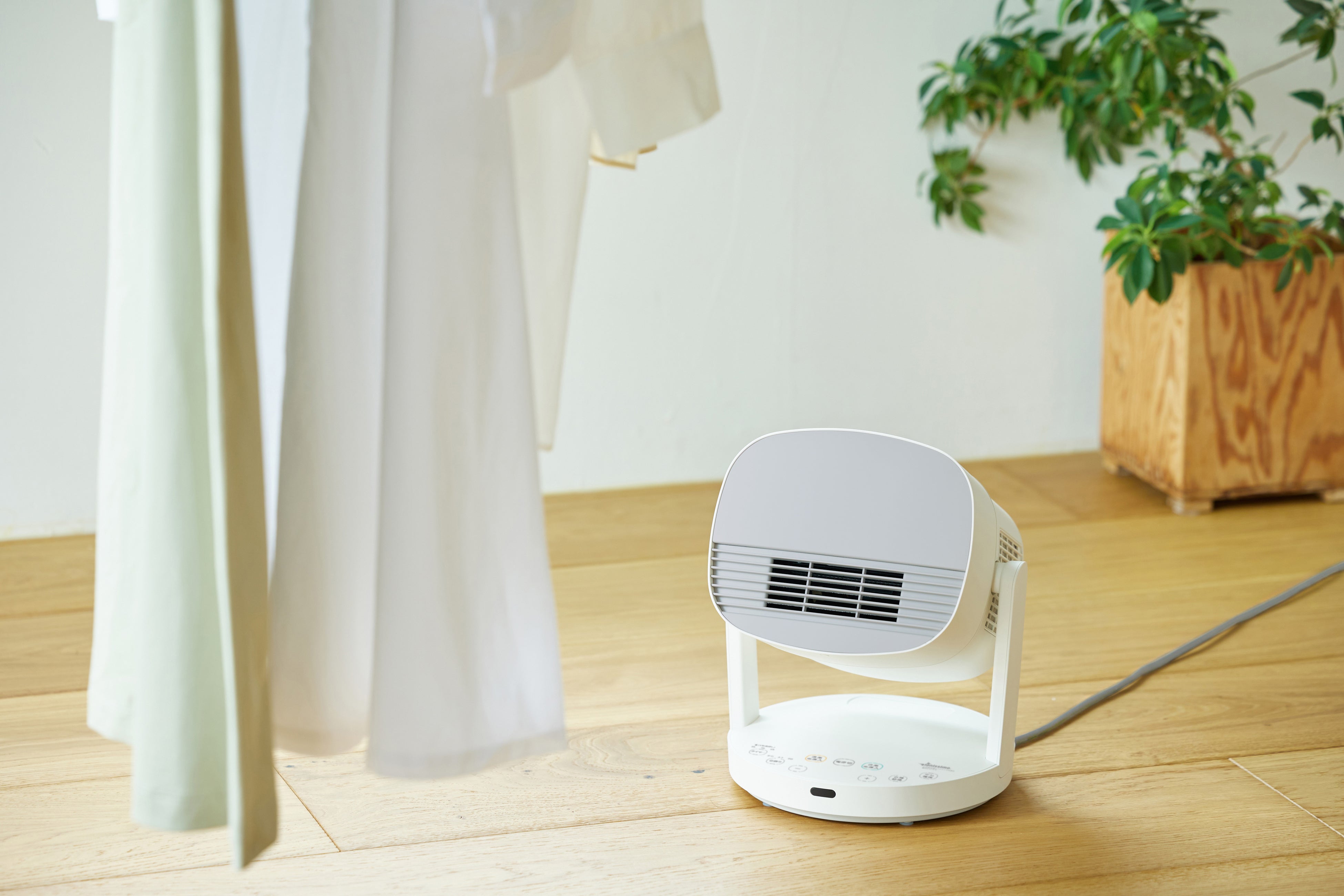 自然乾燥より約82%速乾！】シロカ、室内干しを強力にサポートし