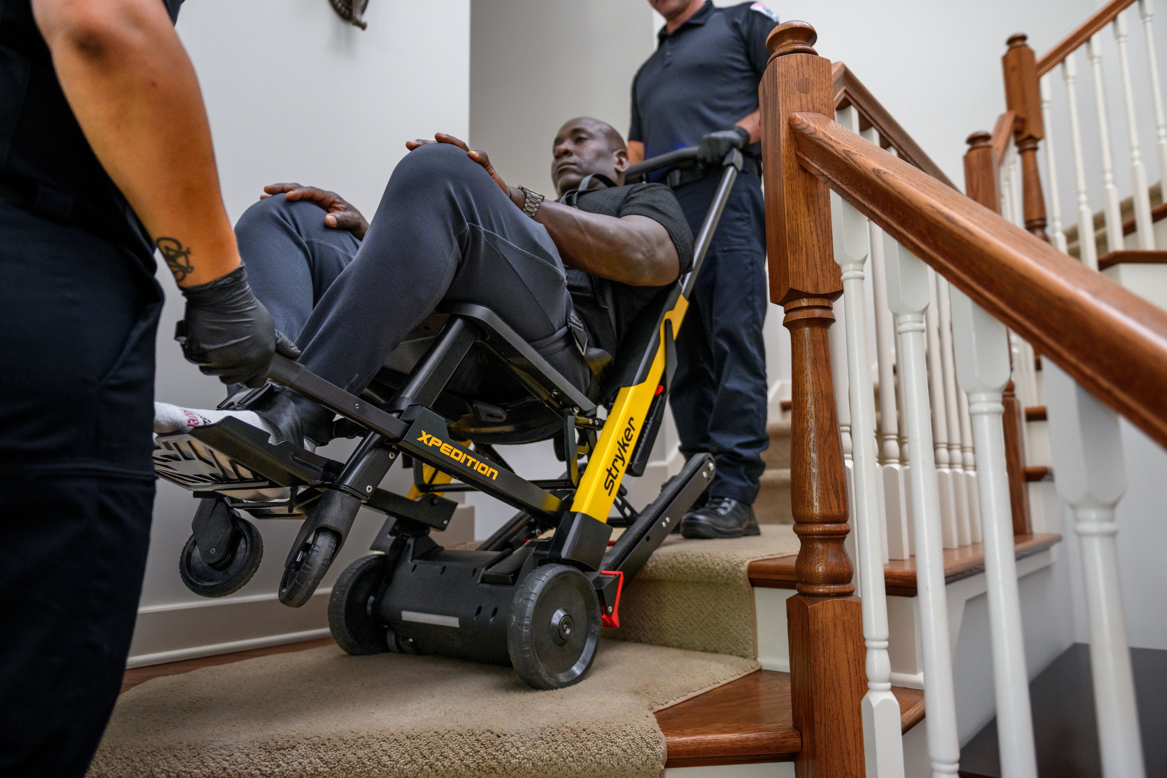 日本ストライカー 傷病者の階段搬送をサポートする電動リフトチェア