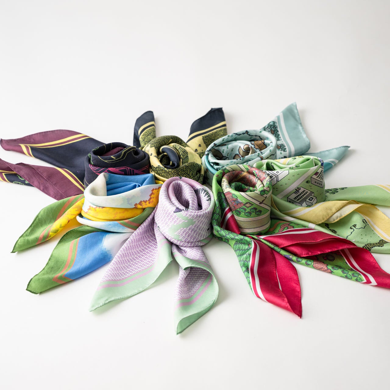 RPG『MOTHER』シリーズのグラフィックが、シルクのスカーフになりまし