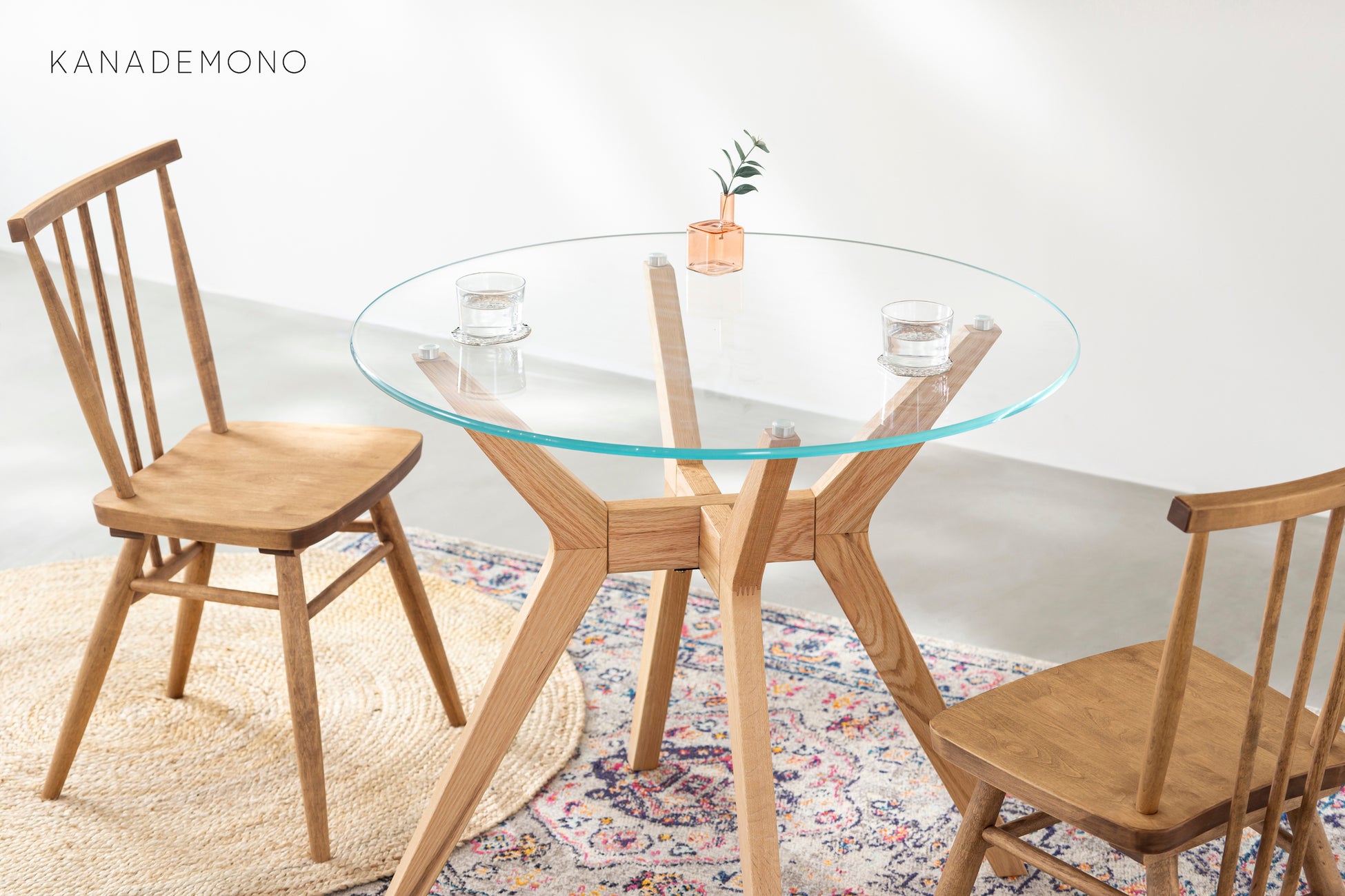 KANADEMONOより、人気のラウンドテーブルに木製脚が新登場。天板は