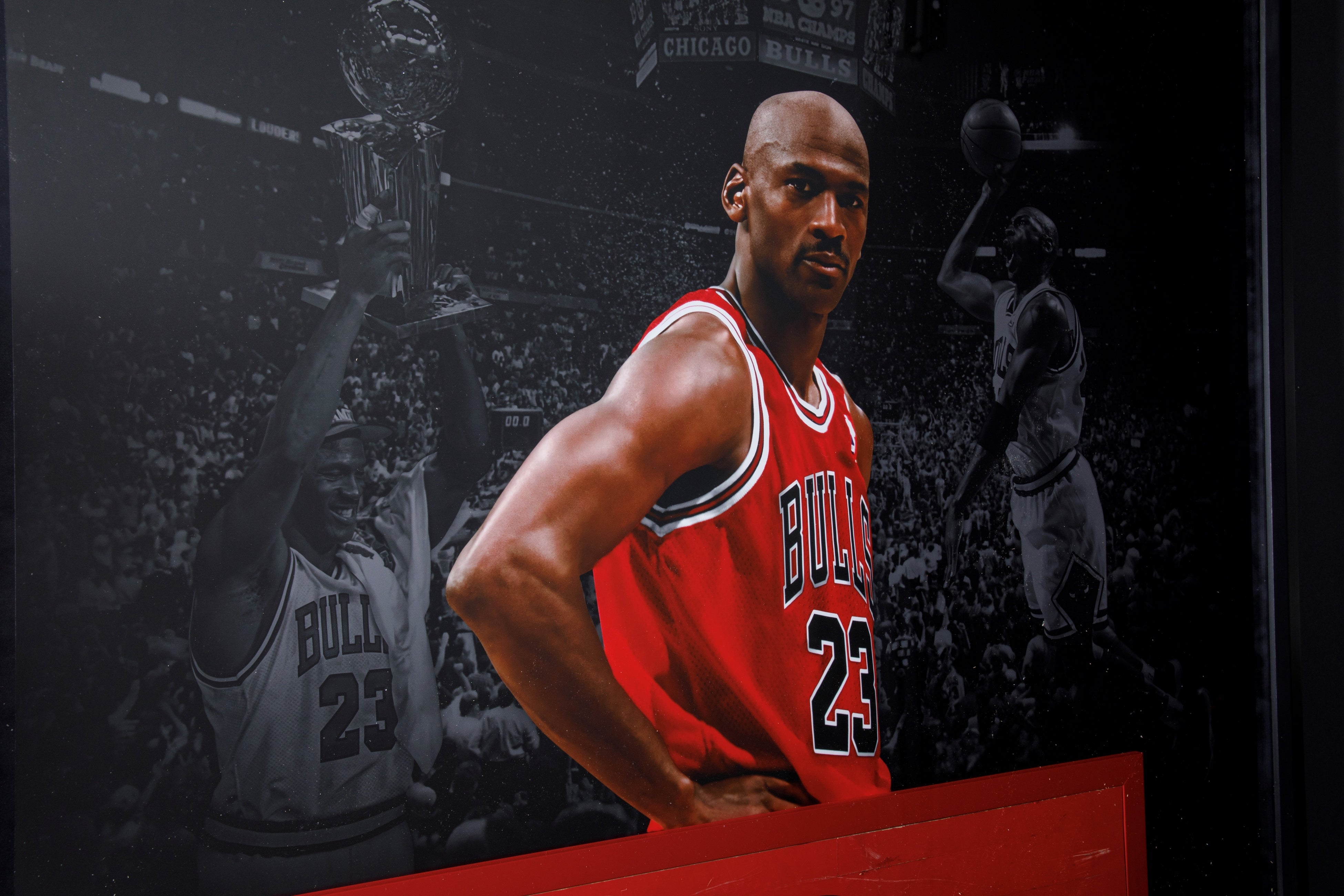 マイケル・ジョーダン直筆サイン入り実使用フロアピースメモラビリアが