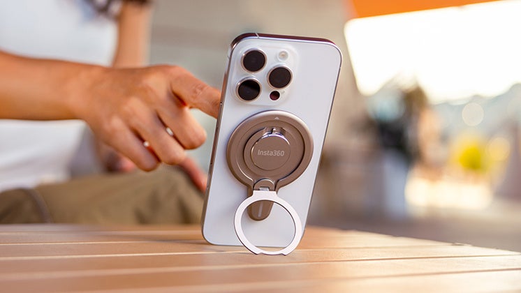 Insta360 Flow 2 Proを発売: スマホジンバルにAIの力を | Insta360