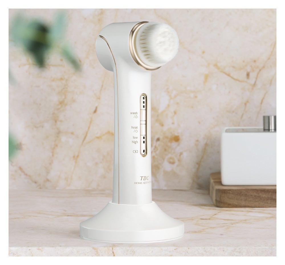 ビジュアルに「ローラ」を起用！「音波洗浄」と「温熱ケア」の機能を1