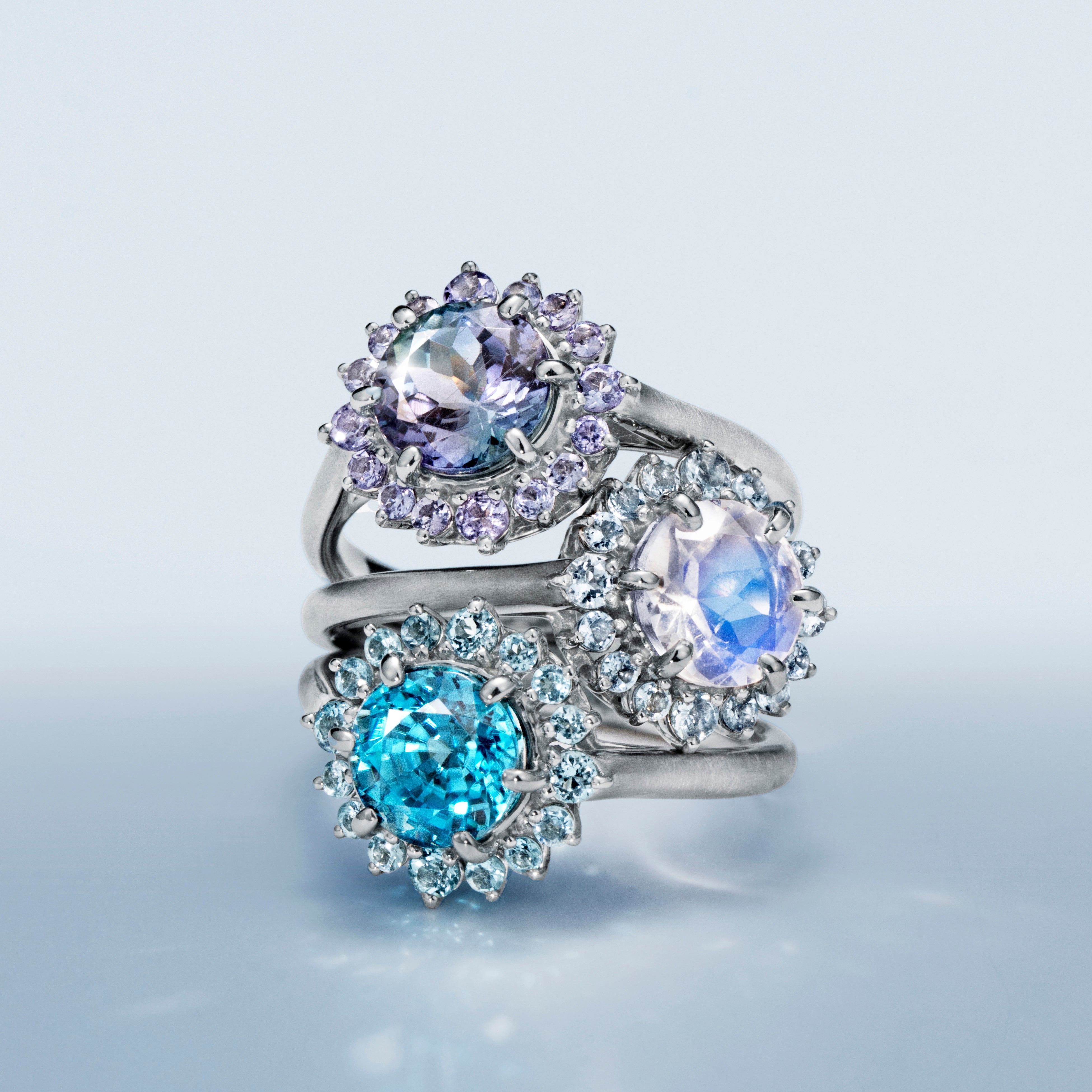 カラーストーンジュエリーのBIZOUX（ビズー）、咲き誇る花をイメージ