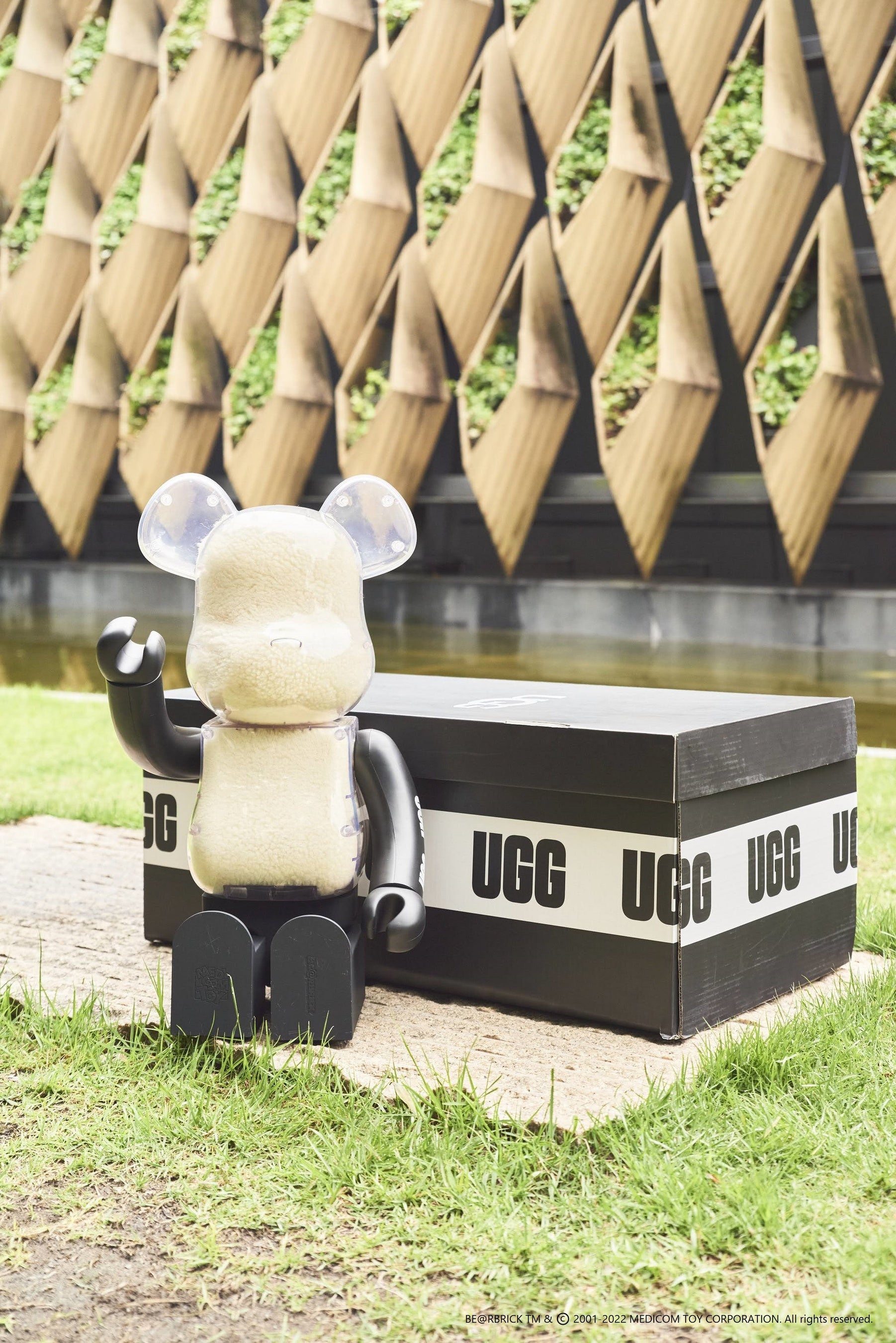 UGG@mosよりUGG「Classic Clear Mini」インスパイアデザインの「BE