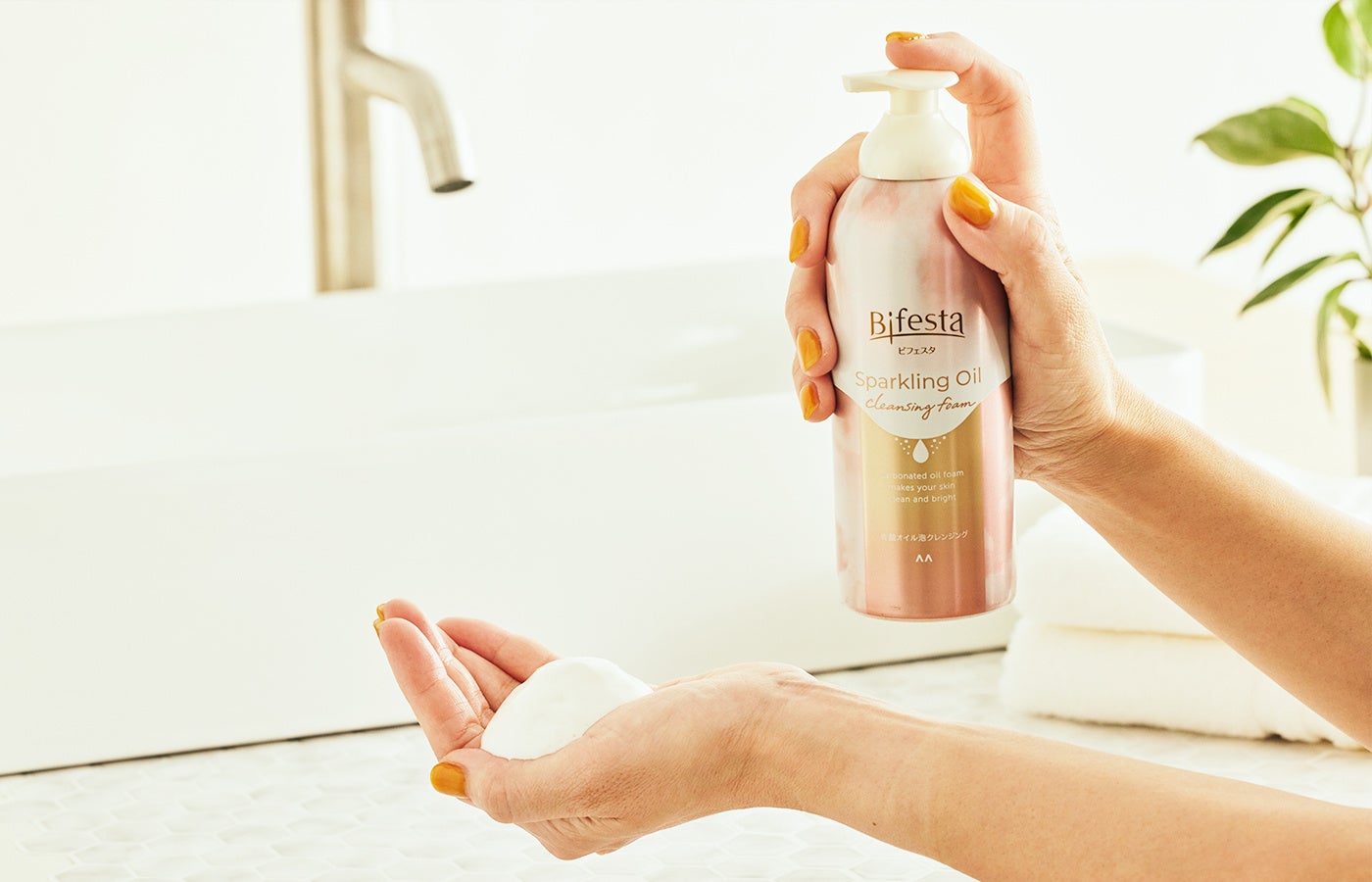 高濃度炭酸泡がとろけるオイルに変化 肌に吸着してメイク汚れから毛穴