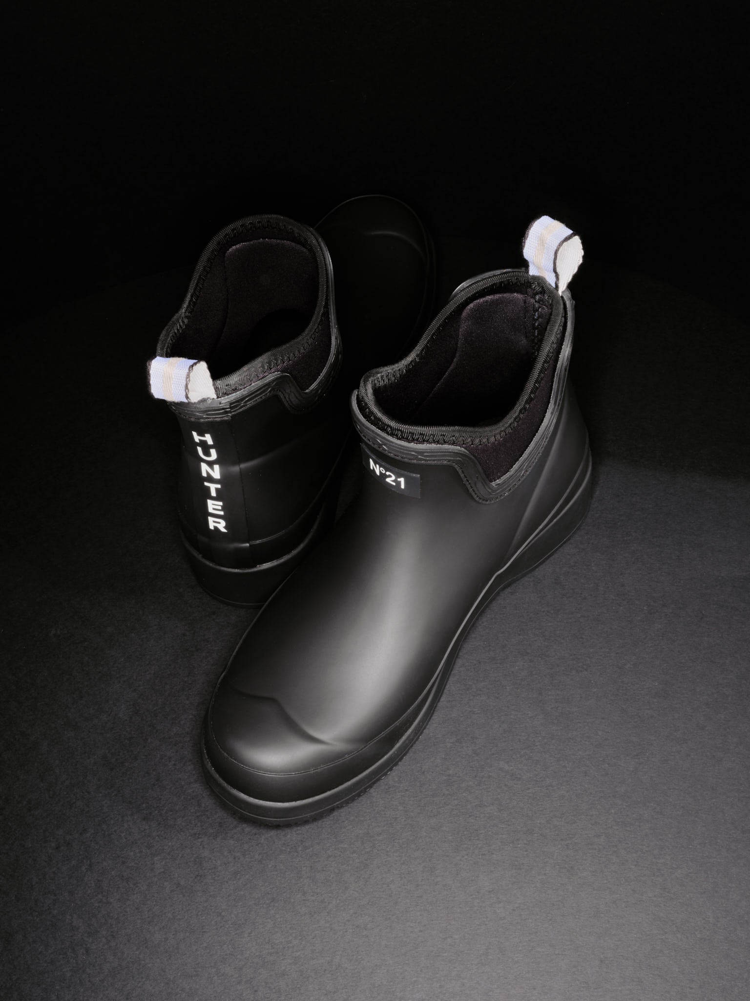 N21】N21xHUNTER 初のコラボレーションによるレインブーツが登場