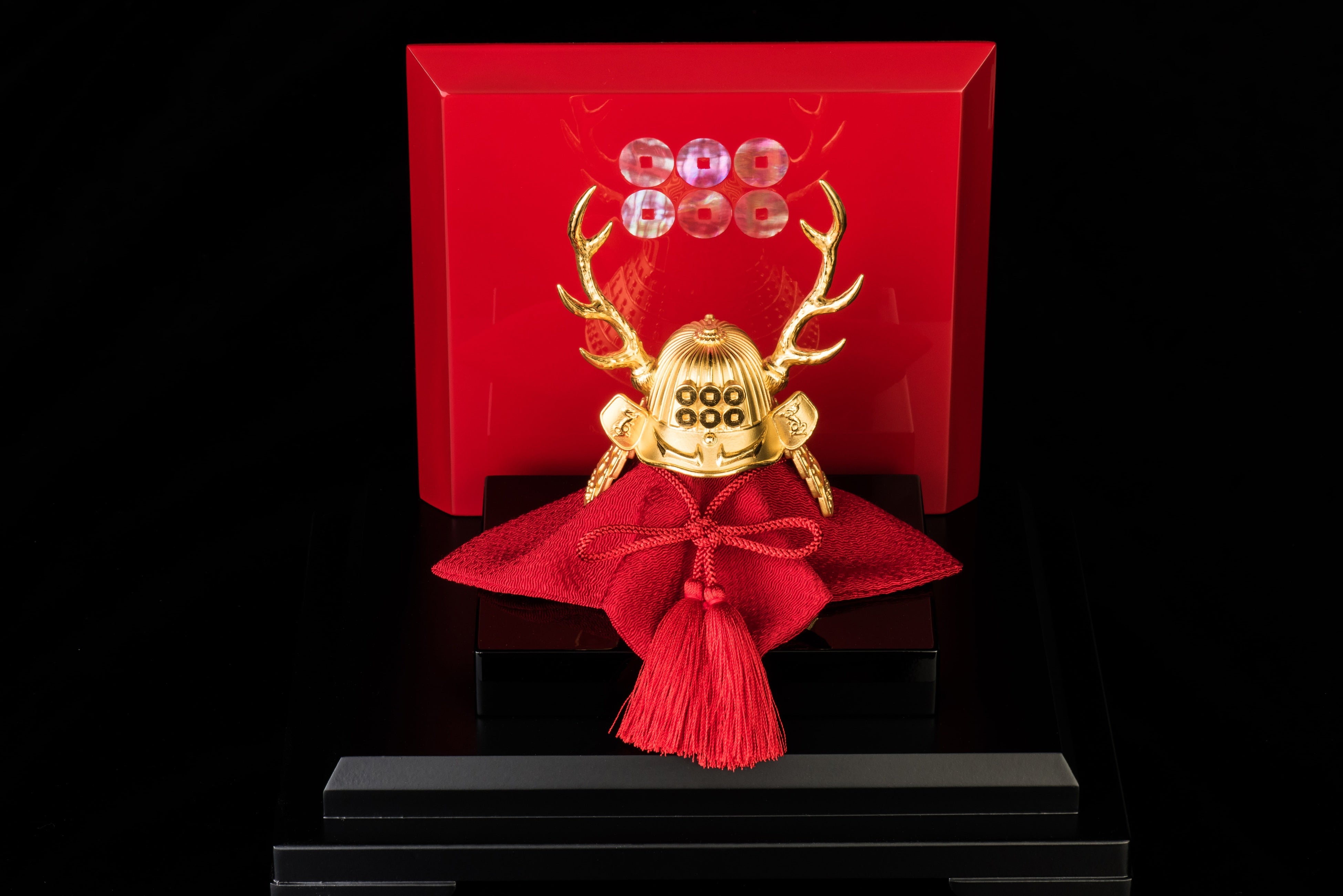 横浜高島屋】金の国内価格が過去最高を更新！黄金の兜から酒器、おりん