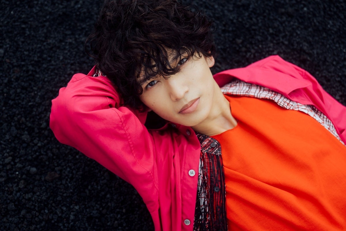 WATWINGの鈴木曉、初写真集を発売！ | 株式会社KADOKAWAのプレスリリース