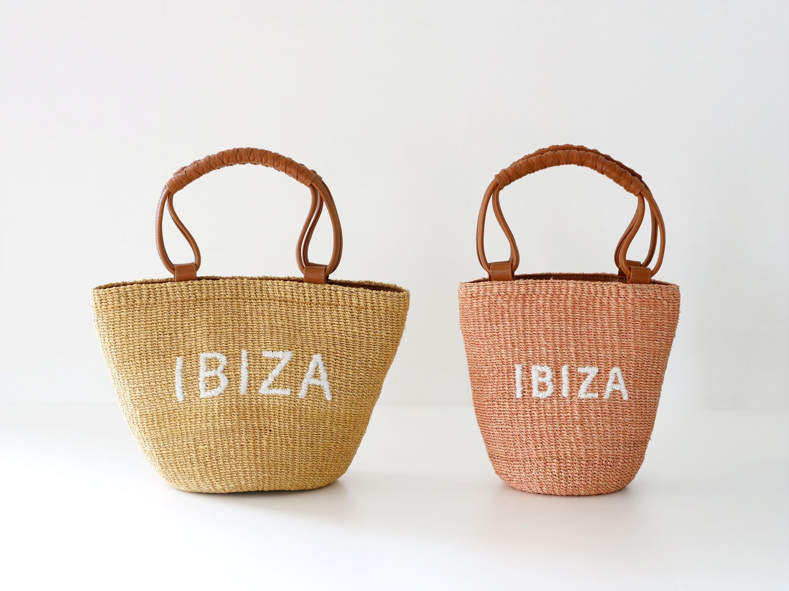 イビサ夏の定番「ラフィアバッグ」に、ドット柄がさりげなく効いた