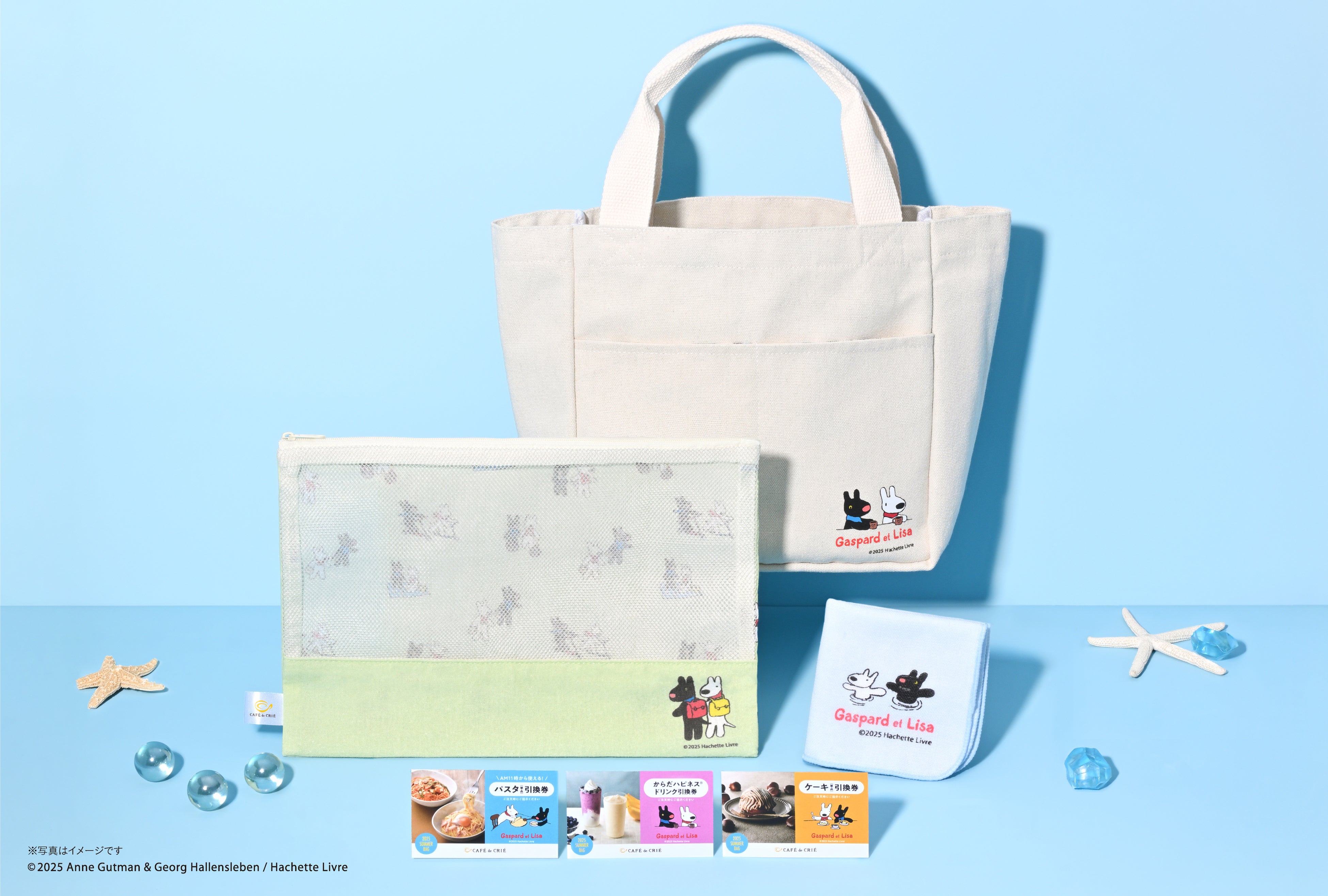 リサとガスパール」と初コラボ！イルカの浮き輪で遊ぶ姿を描いたバッグ