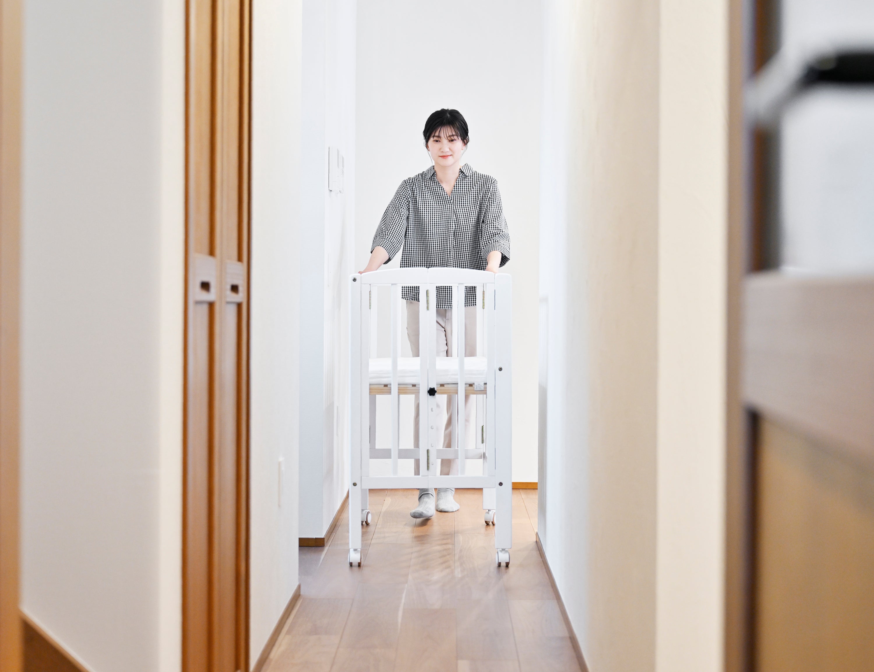 家の中を寝かせたままの赤ちゃんと一緒に移動ができるリトルサイズの