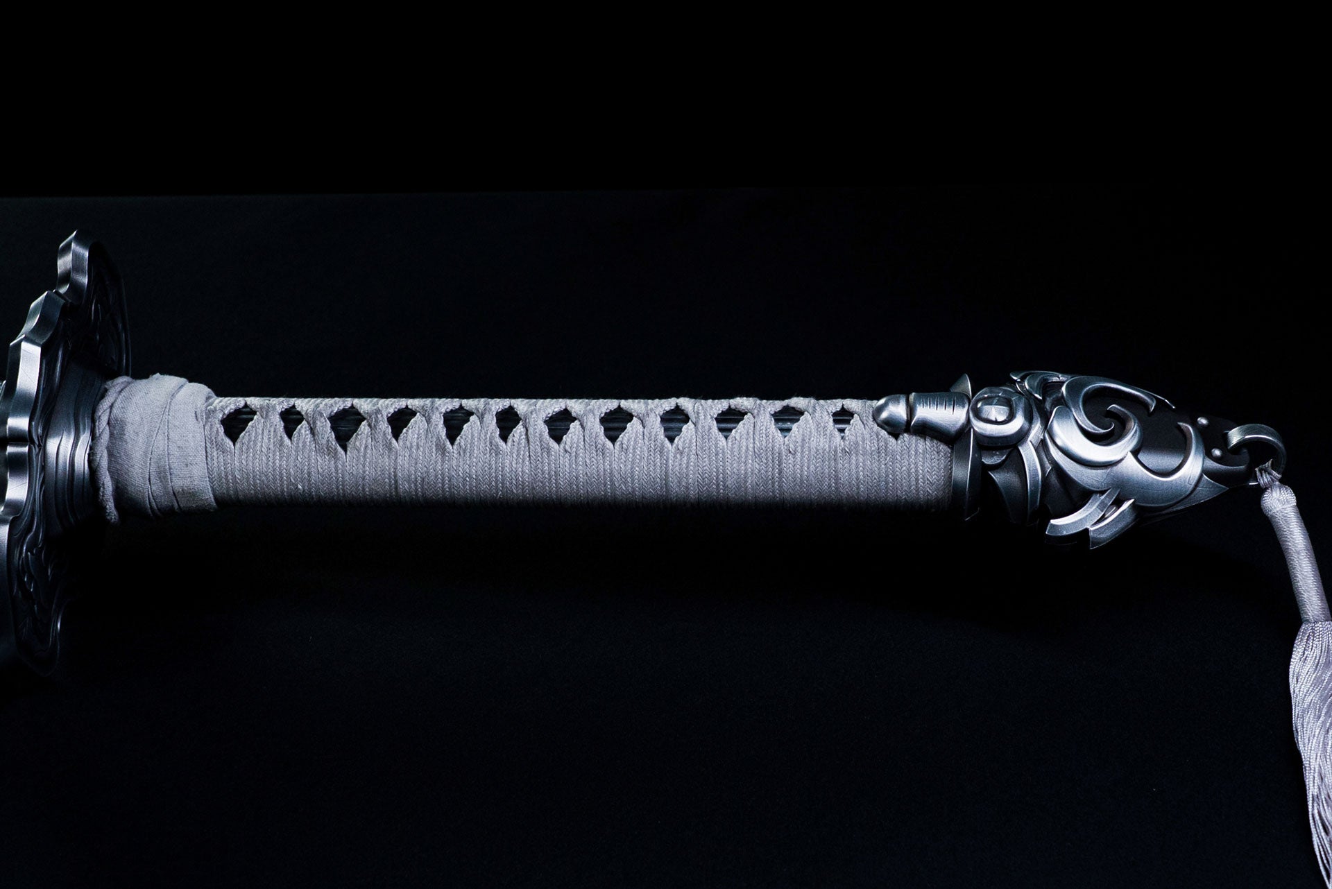 ゲーム「NieR:Automata」の剣「白の契約」を1/1スケールで再現した全長