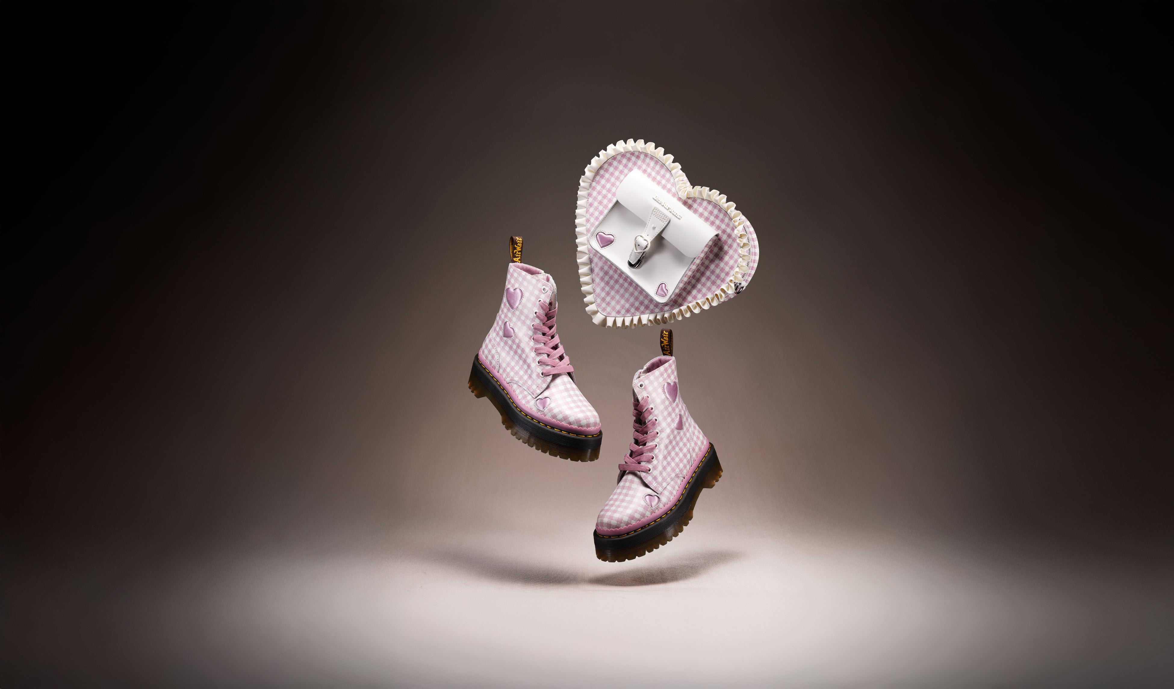 ドクターマーチンから、バレンタインに向けた煌びやかでガーリーな“THE